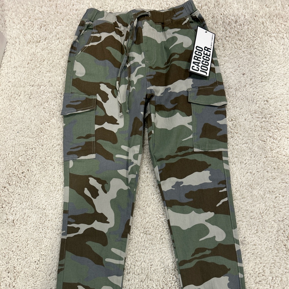 New army design color cargo pants. Never worn.